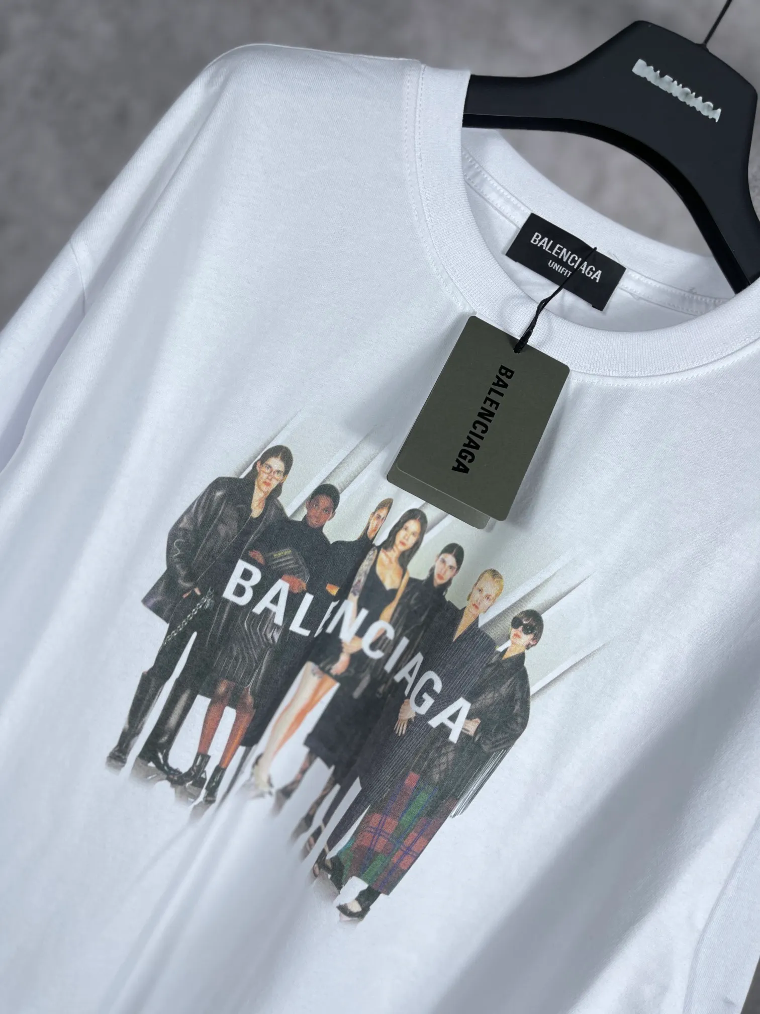 【 . Quality】 BALENCI*GA/ .Classic . 22SS#BALENCI*GA# T . ZP . 260 ， . ， 。 。Classic ， ， ， . OS . Same Style ：BL 223037 ：Black.White. Gray Size：XS L